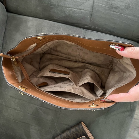 Micheal Kors handbag with wallet - Picture 3 of 5